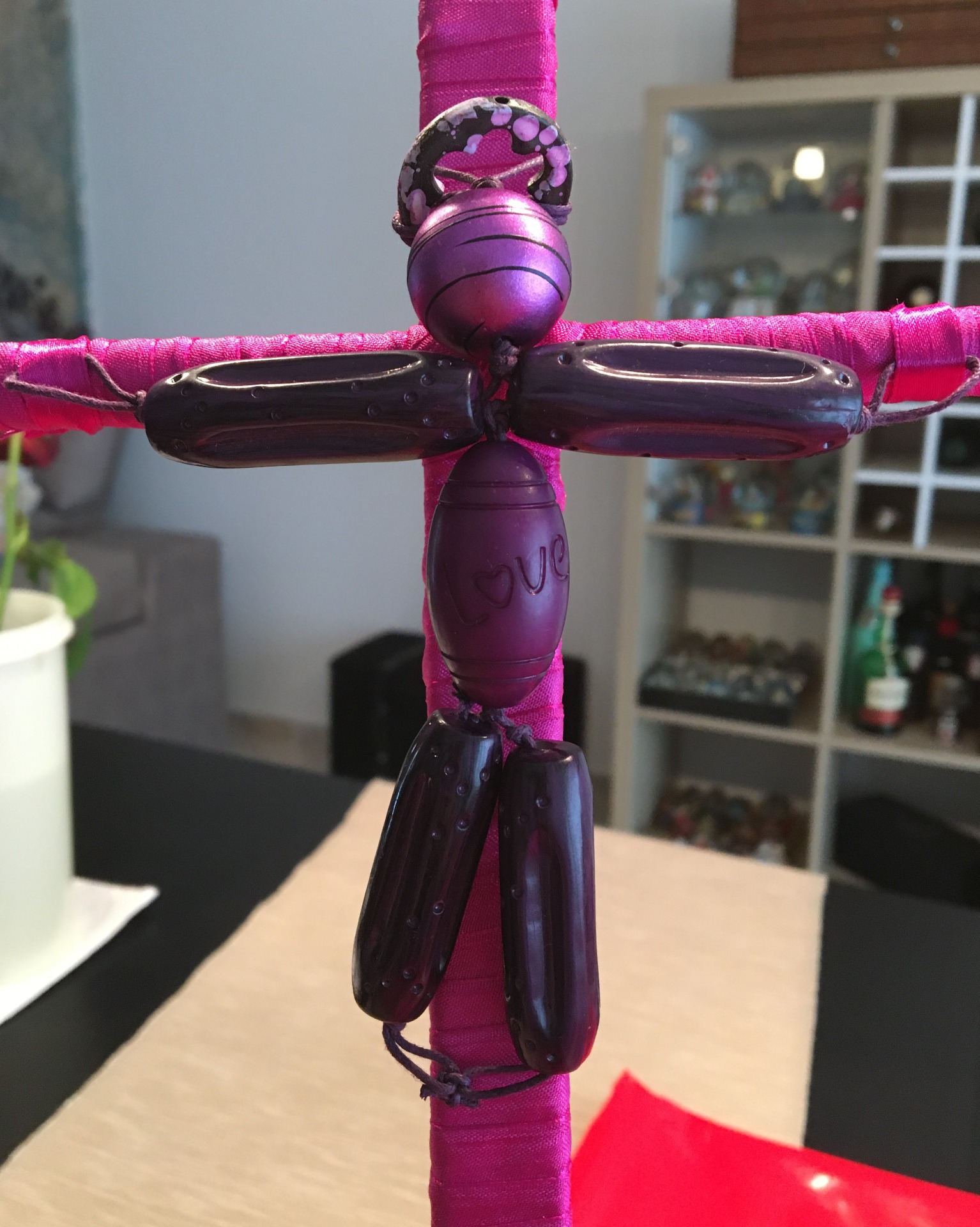 Soube que na quinta-feira santa é importante termos uma cruz no nosso lar. Dando largas à imaginação, criei uma cruz. Talvez pouco convencional. Mas com um pouco de mim. Serviu um propósito. Enquanto a criei, dediquei-me, estive só ali. Cristo à minha imagem. Porque para mim Ele é amor.  